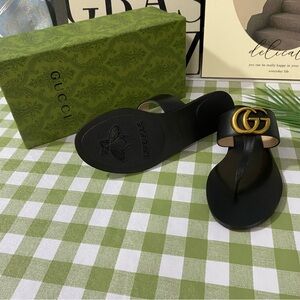 Gucci Black Sandals with Gold Emblem🏝️🏖️😎☀️☀️
